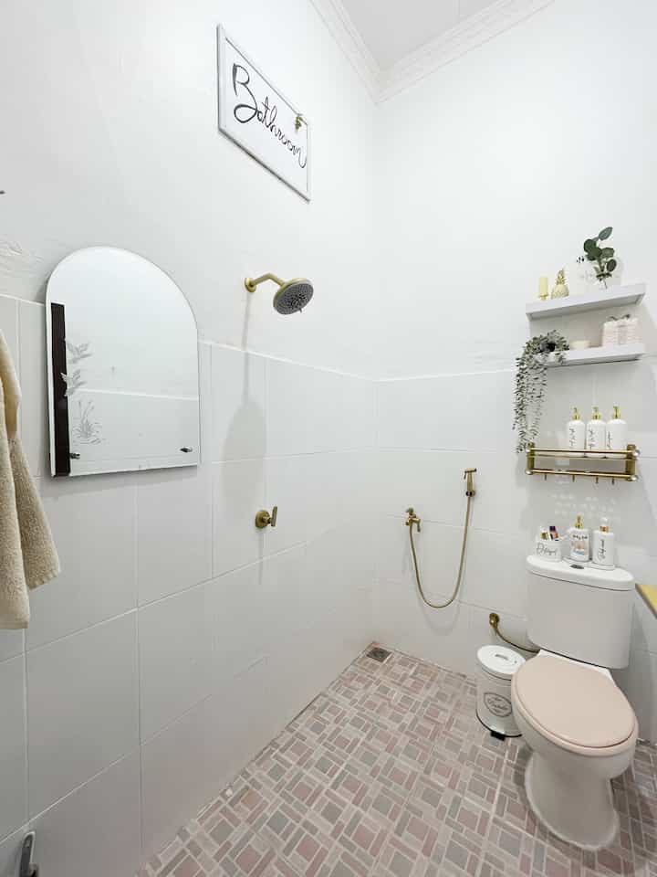 Kamar mandi sederhana di #yasminehome #rumahyasmine
Temanya putih dan emas, dengan sentuhan warna pink telanjang.
Ukuran Kamar: 1,3M x 1,8M
#kamar mandi #kamarmandi #inspirasikamarmandi
Kamar mand.