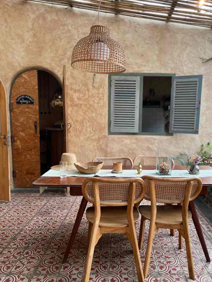 Ruangan yg paling berkesan estetik dirumahku ini adalah ruangan ini, aslinya ini semi outdoor dining area. Tone dan stylenya sengaja dibikin raw dan bernuansa timur tengah. Begitu pula barang2 pemanis yg berkesan natural dan rustic. 

#aestheticroom
#aesthetichomedecor
#homestyling
#diningarea #morrocostylehome #rumahwowi #rustichome #vintagehome