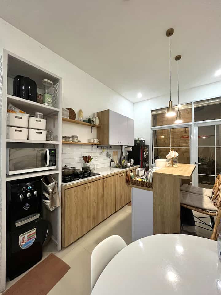 Kalo diperhatikan dapur di terrahauz ini banyak pake mix material. Tujuan utamanya sudah pasti adalah untuk mengemat budget🥰😂

Tadinya pgn bgt bikin 1 kitchen set full dari vendor. Tp krn budget kami terbatas, untuk rak dispenser, microwave, dan juga ambalan bumbu2 itu kami buat terpisah dan custom. 

Rak dispenser itu terbuat dari besi hollow, samping kanan kirinya pake perforated metal. Budget nya cuman 1.5jt an sampe beres. Sedangkan kalo pake kitchen set itu utk rak dispenser sendiri di harga 3jtan. 

Lalu ada rak bumbu yang mana diy juga, beli kayu pinus dan bracket besi biasa. Total di 400rb an, sedangkan kalo set dari kitchen set utk 2 ambalan di harga 1.5 jt. 

Begitulah cerita decor dapur low budget versi terrahauz🤗✨ semoga menginspirasi

#lowbudgetkitchen #lowbudgetkitchenmakeover #lowbudgetkitcheninspiration #rumahcluster #bandungtimur #decorlowbudget #rumahmungil #livewithkids