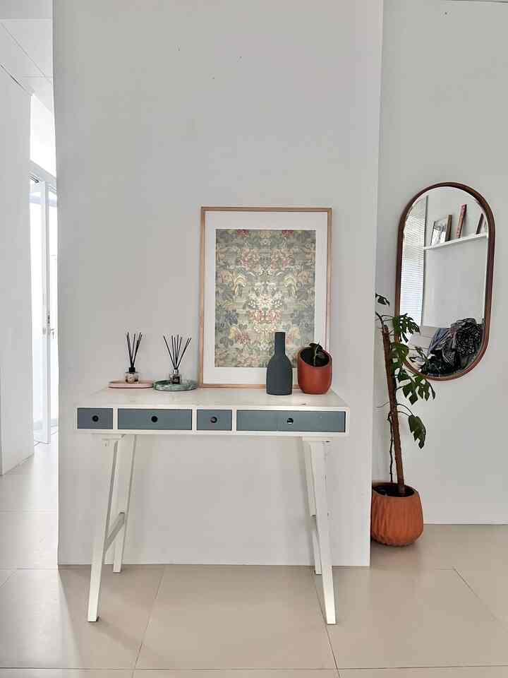 Living Room Decoration Idea.
Karena tembok ini ga bisa dihancurin, akhirnya kita jadikan area sekat tengah antara living room dan meja makan.
Kita beri sentuhan sedikit dekorasi meja minimalis dan wall decor. Ditambah cermin oval dan tanaman hijau agar lebih segar. Jadi ga ngebosenin yaa …

#livingroom #livingroomidea #bagiandalamruangtamu #livingroomarea #minimalis #openspace