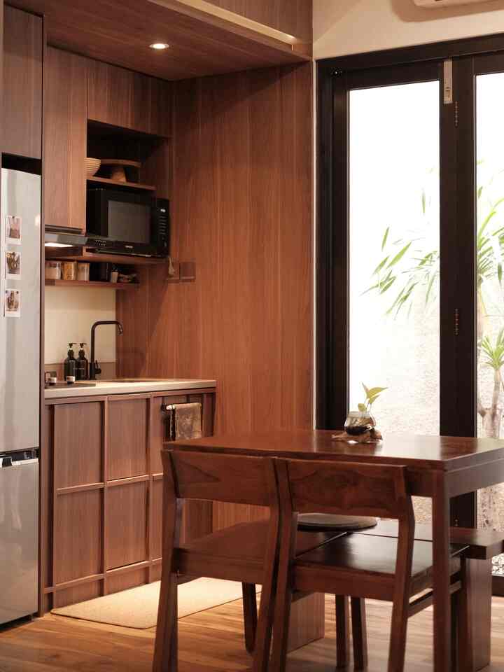 キッチンは #tinyhouselivinghigh の魂です。この家に引っ越しする前に準備しなければならなかったエリアの 1 つです。妻と夫が協力して重い食事や軽食を作る場所でもあり、食べるのが大好きな夫のお気に入りの部屋でもあります。

#キッチン #tinykitchen #smallkitchen #wood #liveslowly