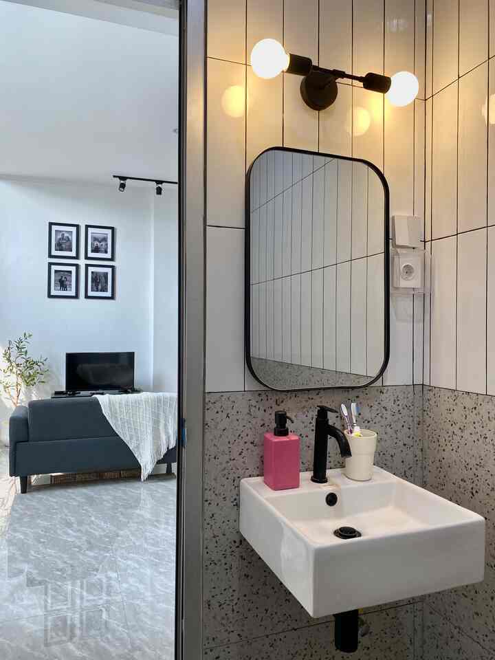 Hi from kamar mandi minimalis di rumah kami. 
-
Super happy karena impian kami menggunakan sanitary hitam untuk kamar mandi akhirnya terealisasikan. Walaupun pada akhirnya kami tahu dan jadi belajar kalau pakai sanitary hitam itu harus extra perawatan. 

Karena kamar mandi kami tidak memiliki ventilasi yg cukup jadi kami menghindari penggunaan cat dinding di kamar mandi, maka kamar mandi kami full keramik dan granit dengan alasan supaya lebih awet dan tahan lama.

#rumahminimalismodern #rumahmungil #tinyhouse #rumahcluster #rumahdeveloper #decorlowbudget #kamarmandiminimalis 