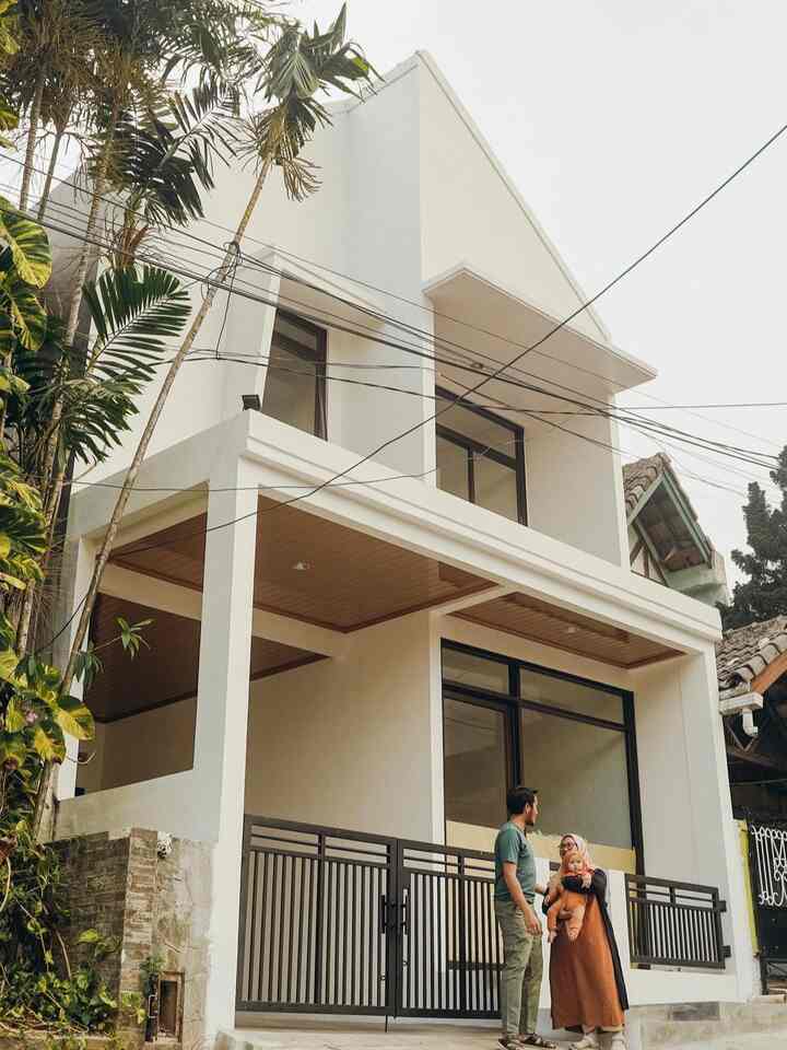 Fasad ComingHomey yang simple, warnanya juga sengaja kita pilih warna putih agar mudah di cat ulang🤣 plus waktu itu kita bingung mau warna apa, yaudah deh ujung-ujungnya kita pikih warna aman dan cocok untuk segala model aja, warna putih😝

Untuk menambahkan kesan warm, kita pake pvc motif kayu di plafon bagian luar, warnanya juga kita pilih yang masih matching dengan nuansa rumah kita🏡

#DesignFasad #IdeFasad #InsiparsiFasad #midecenturymodern #mowilex #90sqm