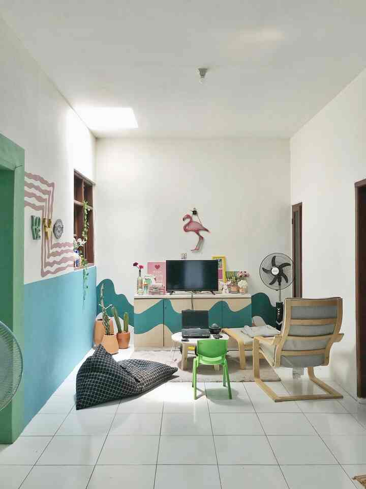 Masih modal untuk mengecat tembok. Jadi area TV ini sudah sedikit berubah. Awalnya polos dengan cat tembok berwarna putih. Buat saja mural pada kabinet TV yang menyambung dengan mural di dinding.

#roomtv #cat #ruangankecil #ruangtamu #ruang #rumahmungil #rumahmodern