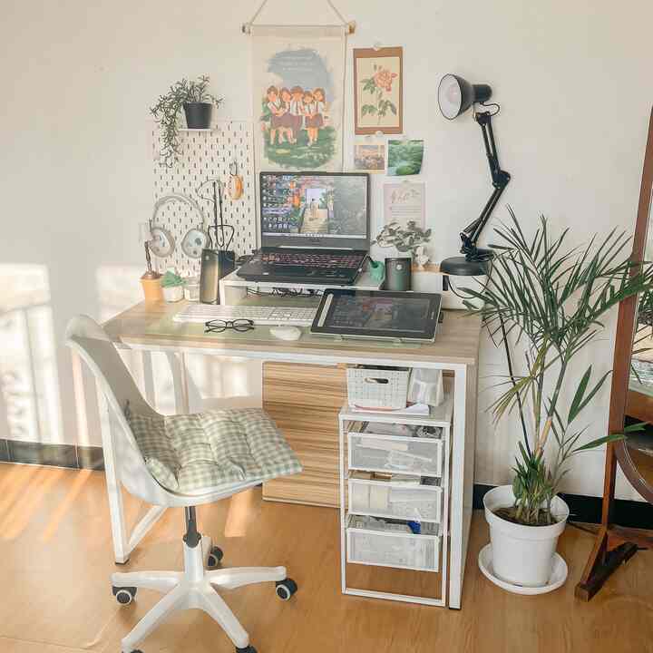 briliant choice of color palette is one of the most effective way to get a true comfort. aku pakai warna-warna kalem dan memilih furnitur terkesan vintage tapi tetap simple. but i think it need a long way to get the vibe. 🪴 

#cozybedroom
#dekorasikamartidur
#inspirasikamartidur
#boyunderthewillows 

