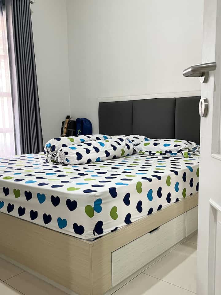 快適なお部屋の雰囲気を作り出す私たちの方法は、できるだけ少ないアイテムを「見せる」ことです。飾りも付ける予定ですが、壁枠のみの予定です。

部屋はすでにマットレスと食器棚でいっぱいだったので、機器を「保管」するためにすべてを最大限に活用しました。そのため、物が転がっていたり、どこに置かれているかが不明瞭になったりすることはなくなり、すべてが独自の場所を持っています。

#居心地の良い寝室 #dekorasikamartidur #inspirasikamartidur #minimalbedroom #kamartidurkecil #kamartidurminimalis