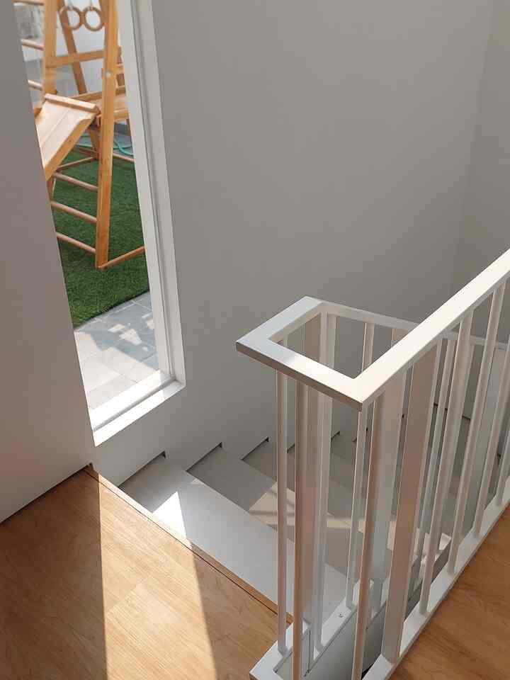 Aku suka sekali lukisan alami dari sinar matahari. Bentuk dan lokasinya berubah-ubah setiap hari dan tidak pernah membuat bosan.

Kalo ditanya mana tempat ter aesthetic di @cozynook_id maka jawaban ku adalah area tangga di lantai 2 ini.

Area indoor yang paling berlimpah sinar matahari karena diapit dua jendela kaca yang jadi sumber pencahayaan untuk area lantai 2 sampai area tangga.

Area ini adalah jawaban atas permintaan ku yang menginginkan rumah terang tanpa menyalakan lampu di siang hari.

#aestheticroom #aesthetichomedecor
#homestyling #minimalism #sunshine