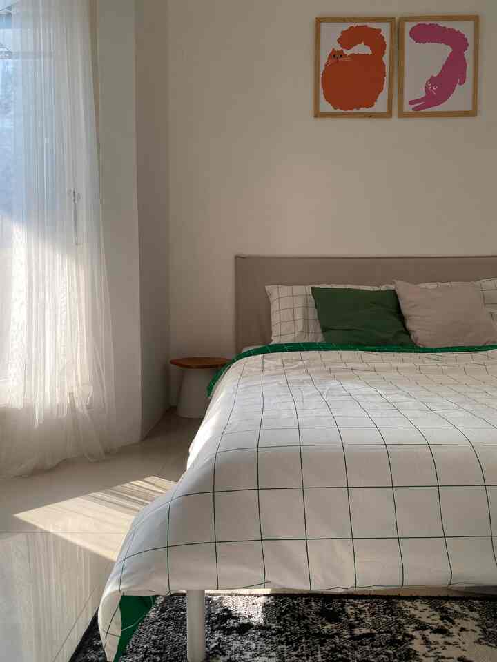 Sebenernya misi minggu ini adalah “kamar anak”, tp berhubung belum punya anak jadi kamar tamu ini yang tampil 😆😆

Meski jarang ditempati, bukan berarti kamar tamu ditata secara asal-asalan. Perlu diingat, kita pun harus bisa membuat tamu merasa nyaman saat beristirahat. 
Tips menciptakan kamar tamu yg nyaman:
- Menggunakan kasur Queen size / king size 
- Sprei, bantal & selimut yg tepat
- Ventilasi dan pencahayaan
- Menentukan Konsep Kamar


#dekorasikamartamu
#dekorasikamartidur
#inspirasikamartamu
#kamaryangnyaman 
#bedroomstyling