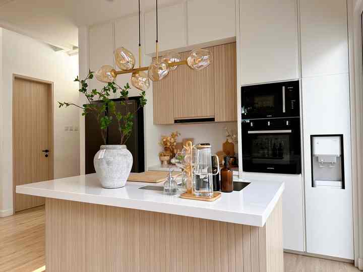 Dapur bersih ini terletak di dekat pintu masuk rumah.. jadi aku ingin ada dapur bersih ini agar ruangan open space di lantai 1 ini lebih eye catching dengan adanya susunan dan desain  dapur yang cantik, agar tamu yang datang juga bisa langsung melihat ke arah dapur bersih ini 😆😍 

menambahkan aksesoris dapur seperti vas dengan daun artificial menjadi lebih manis dan cantik, tidak monoton juga.

#kitchenstyling #kitchendecorideas #kitchenmakeover #japandi #japandikitchen #japandistyle