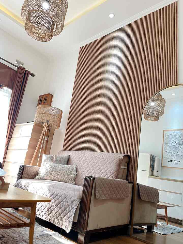 Wallpanel membuat ruang tamu kami ini tampak lebih hidup, tidak monoton dan terkesan hangat. Dikombinasikan dengan penggunaan vinyl pada lantai dan backdrop tv yang juga terbuat dari wallpanel, menambah kesan minimalis dan dapat menjadi point of view yang dapat dimanfaatkan sebagai background foto dan ciri tersendiri sebuah hunian. 

#ruangtamuaestetik #ruangtamucantik #makeoverruangtamu