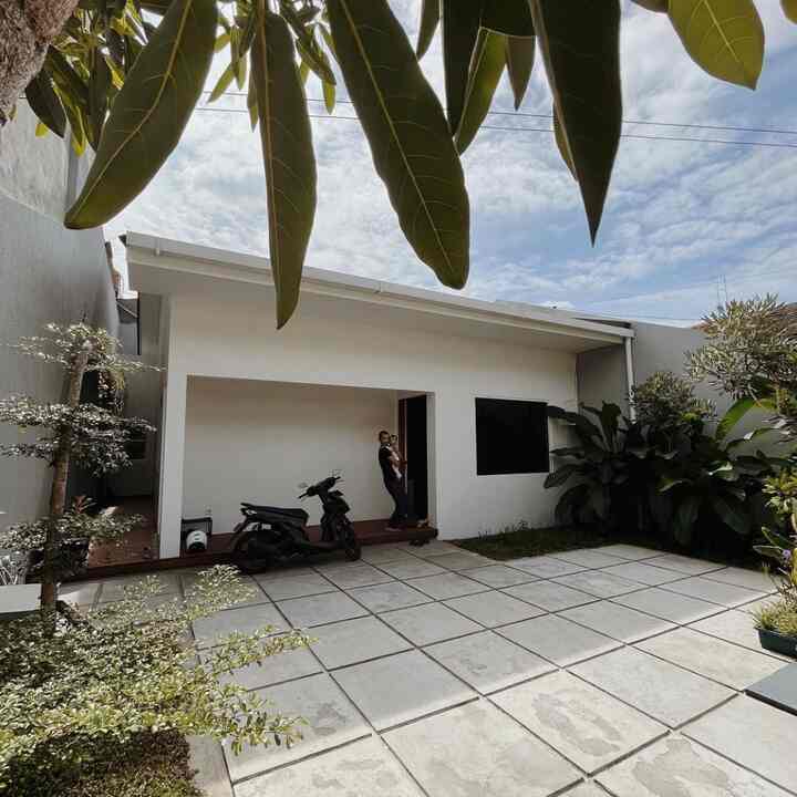 Fasad rumah kami memiliki tema simple minimalis. Kami memilih tema ini dikarenakan kami merasa bahwa fasad simple minimalis mudah untuk di maintenance dan timeless. 

Material cat exterior putih yg kami gunakan pada finishing bangunan kami, penggunaan acian semen pada halaman, penggunaan lantai decking kayu pada area entrance serta adanya tanaman rimbun di halaman membuat rumah kami terasa lebih natural dan homey.

Ada sedikit tips untuk membuat fasad atau area exterior lebih menarik yaitu tentukan color palette yg mau digunakan di moodboard, jangan lupa pikirkan sirkulasi udara, usahakan ada bukaan yg cukup, pikirkan juga arah rumah menghadap kemana, agar kita bisa tau posisi terbaik untuk jendela dan letak tanaman agar bisa tumbuh subur.

#designfasad #idefasad #inspirasifasad #minimalis #whiteandwood #natural 