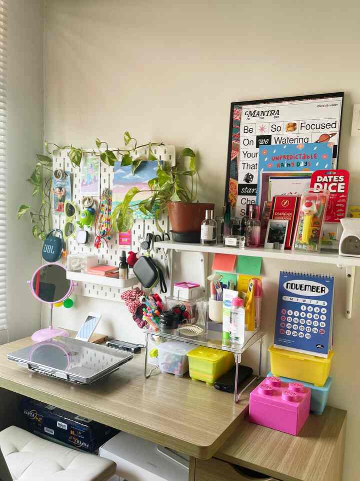 Awal mula pindah ke apartemen dengan 2 BR ini salah satunya untuk menjadikan 1 ruang khusus untuk bekerja. 
dan aja kemarin coba re-layout karena pengen bikin work desk yang lebih padat namun rapih 😊

Turns out jadi makin produktif, ditambah ada jendela sebelah kiri yang viewnya menghadap ke matahari terbenam. 

#CASADECIPOP #midcenturymodern #apartemen #livingalone #apartemenjakarta #sololiving