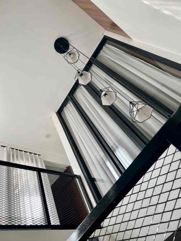 Setiap rumah pasti punya ciri khasnya masing2, seperti di #bruwnhouse misalnya, lampu gantung menjuntai dan dinding expose menjadi identitas rumah yang mengusung konsep industrial ini. Rumah industrial menjadi mimpi kami karena tone warna netral dan material yang digunakan sangat simple. Tampilan rumah tentu bisa merepresentasikan karakteristik pemiliknya juga bukan? ✨

#myhomejourney #ceritarumahku #myfavoriteroom #industrial #rumahcluster #aesthetichouse #homedecor