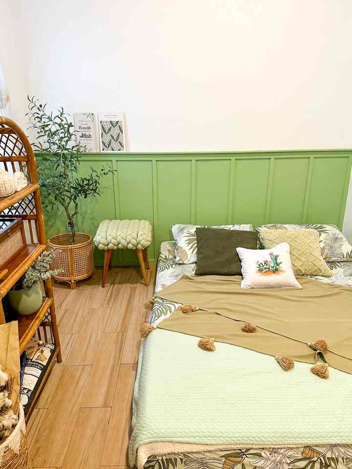 Kamar tidur yang tadinya untuk keperluan gudang akhirnya disulap menjadi seperti ini setelah di-makeover menggunakan wall batten shiplap dan dicat warna hijau “picnic summer”.

Alasan memilih warna hijau pada tembok wall panel adalah agar ruangan terasa lebih segar dan berwarna, juga sekaligus menyamai beberapa item dekorasi yang kebanyakan berpadu seirama berwarna hijau.

#nyamandiomah #aestheticroom #aesthetichomedecor #homestyling #kamartidurminimalis #bedroominspo #lowbudgetdecor 