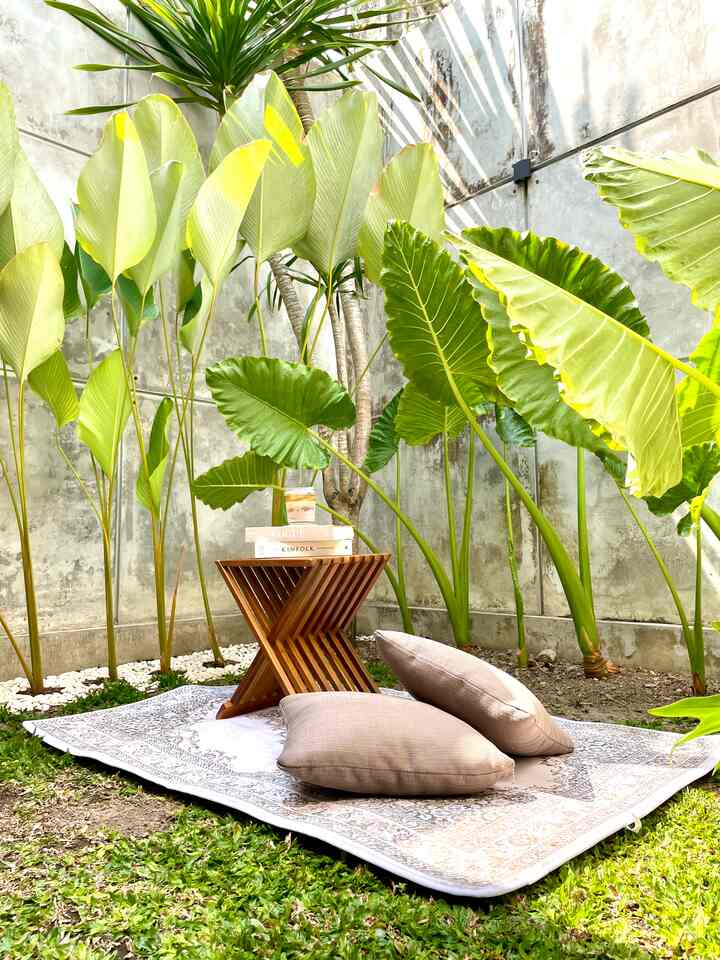 Salah satu kelebihan memiliki innercourt yard bisa dimanfaatkan mejadi spot picnic ala-ala bersama keluarga tercinta tanpa mengkhawatirkan soal privacy. 🧺🍃

#innercourtyard #tamandidalamrumah #rumahindustrial #tropicalhouse