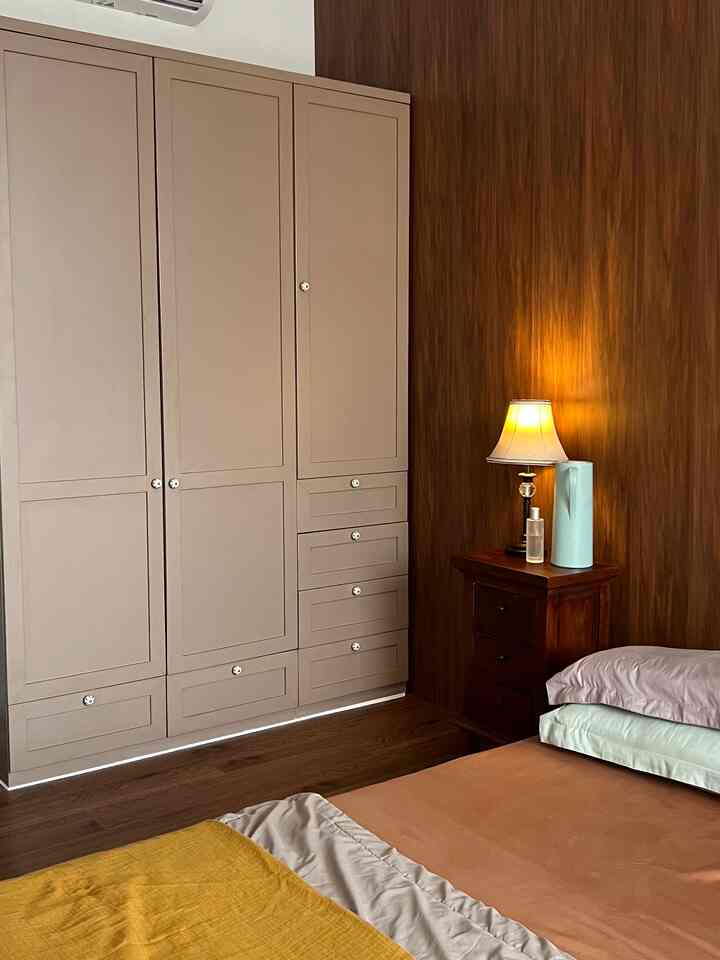 Our main bedroom✨

Setelah 3 tahun, akhirnya kita punya lemari dan kamar yang nyaman🥹 alhamdulillah, sesuai sama apa yang kita doakan selama ini. Prosesnya gak mudah, karena kita harus checklist prioritas lainnya dulu sebelum akhirnya bisa mulai renovasi ruangan ini dan nabung buat beli lemari hehe 

Bersyukur akhirnya pelan-pelan rumah ini mulai terisi, bertahap mulai dari yang paling urgent sampai yang fungsinya buat cantikin🤣

#homesweethome #midcenturymodern #90sqm #MyHomeStory #varnessefloor #informa #tinyhome 