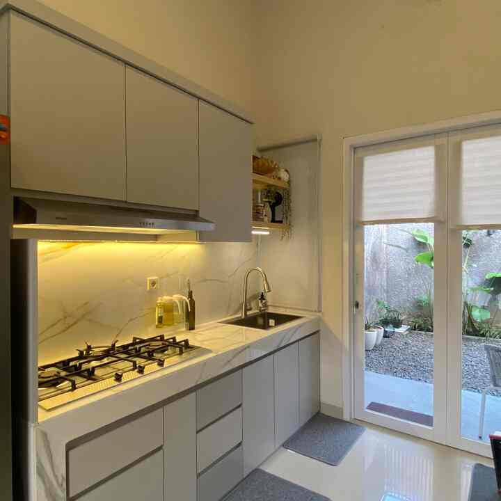 Kitchen segaris rumpeas kita custom sesuai kebutuhan. Panjang dapur kurang lebih 2,2m dengan kode HPL TACO TH 050 AA. Pemilihan warna abu-abu bikin rumah jadi lebih terang & bisa di kombinasi sama printilan-printilan yang beragam!

#minimalist #rumahdeveloper #50m2 #petparent #customfurniture #personalizedfurniture #uniquefurniture #houseinspo