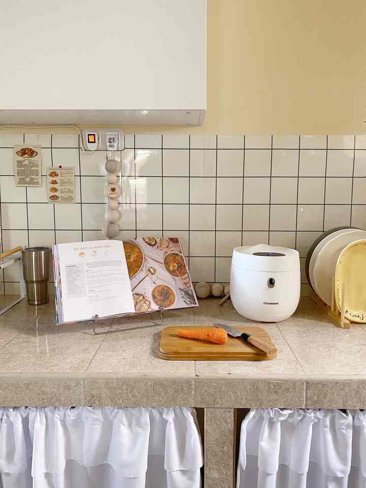 Ngomongin soal homedecor versi low budget, kayanya jadi banyak yang bisa aku bahas haha

Seperti yang perna aku jelasin di postingan aku sebelum-sebelumnya. Kalo "ngisi" rumah itu PR banget, sangat menguras dana apalagi setelah proses pembangunan rumah. Belum lagi beberapa plan pembangunan yang kurang sesuai ekspektasi dan akhirnya menjadi PR, cuan lagi 😣 💸

Kesalah terbesar di dapurku yang nggabisa dimaafkan (karna mau dikasi printilan se-aesthetic apapun, mau di decor dan di layout gimanapun tetep ujungnya aneh dan false) adalah backsplash. Yap backsplash aku sebelumnya motif marmer warna krem gelap (sama seperti meja dapurnya). Segala cara aku lakuin, aku diy lis bagian atas, aku beli printilan ini itu tetep hasilnya jelek apalagi klo difoto. Dan sangat ngga mungkin buat bongkar keramik. Akhirnya aku pasang deh wallpaper modal 10rb an yang auto bikin dapur aku jadi lebih cakep 🫰🏻

#lowbudgetkitchen #lowbudgetkitchenmakeover #lowbudgetkitcheninspiration #homedecorlowbudget #dapurkorea