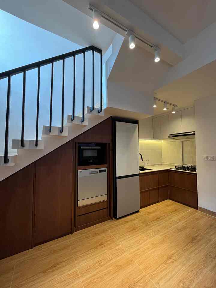 Lokasi rumah yang serba terbatas menjadikan kaki berpikir kreatif 😂 segala bagian ruangan dimaksimalkan, contohnya ini nihhh Kitchen set + area Gudang mini! Karena ukurannya uniq makanya kami putuskan untuk custom supaya bisa memaksimalkan space yg ada.

Setelah 7bulan tempatin rumah ini, dengab kitchen bawaan developer. Akhirnya memutuskan buat custom supaya rumah bisa rapih! 😂 Cari2 -cari referensi vendor lewat bu ibu home decor dan cari-cari di Instagram, akhirnya ketemuu ‘The Good wood’.

Chat-an tanya-tanya, lalu ketemu.. ehh koq ngeklik bangettt nihh, diajar ngobrol nyambung dan ga neko-neko! Akhirnya kita deal deh!!

Sukak bangett sama hasilnya 🫶🏻🫶🏻🫶🏻 ga nyangka bisa lebih bagus dari yg dipikiranku sebelumnya.

#customfurniture #personalizedfurniture #uniquefurniture #karawaci #Japandi #rumahcluster #rumahdeveloper #50m2 #rumahmungil 