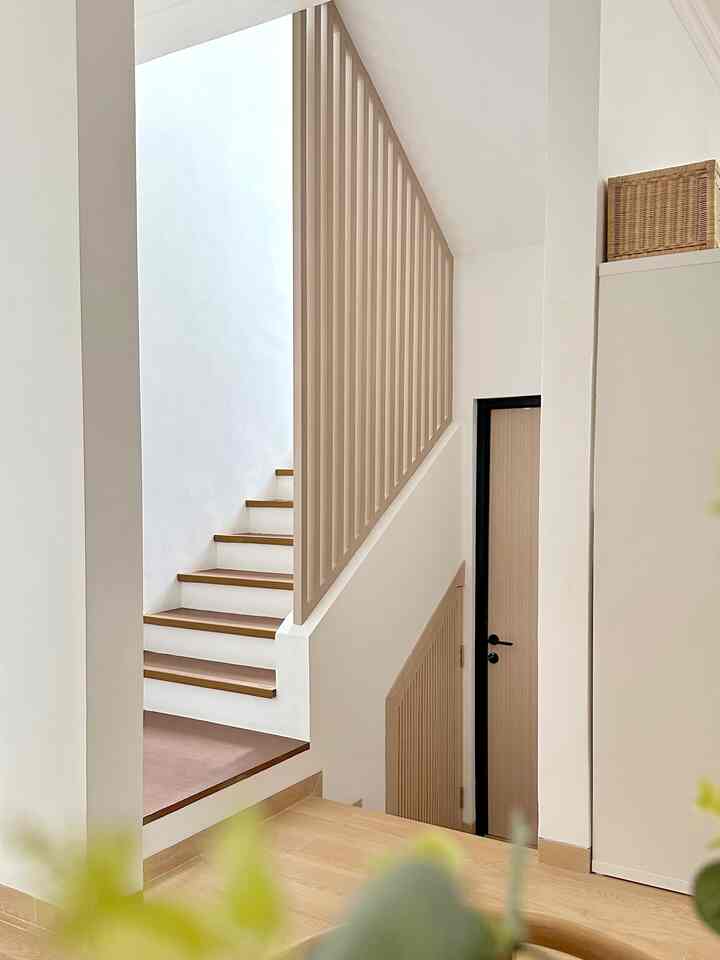 The stair area uses conwood decorative stairs and a railing made of 4x4 hollow iron with a duco finish.


#stairs
#conwood
#scandinavian
#japandi
#nordic
#modernminimalisthouse
#arieskamarina
#aesthetic