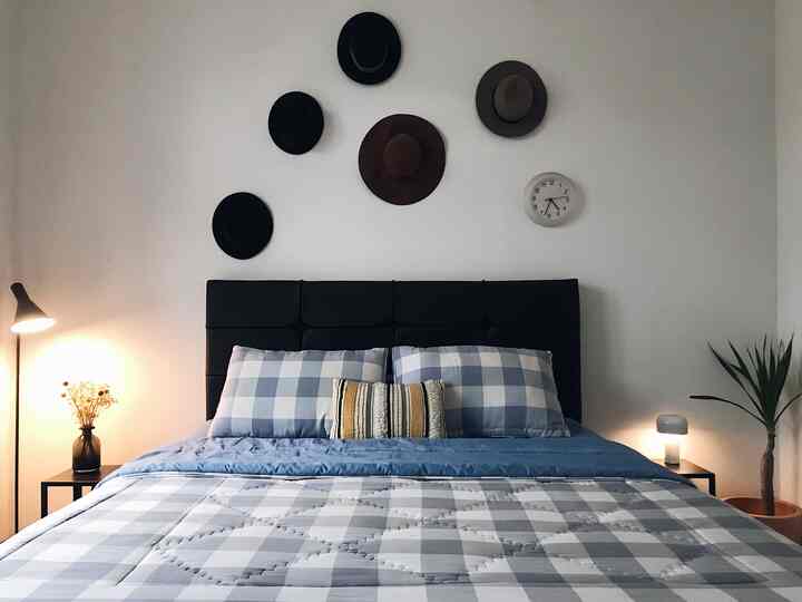Another guest bedroom. Walaupun jarang ditempatin, sekua kamar tamu di rumah tetap dibuat senyaman mungkin. Memanfaatkan koleksi topi dulu sebelum berhijab menjadi wall decor.

#bedroom #kamartidur  #home #rumah #dekorasirumah #interiordesign #kamartidurtamu 