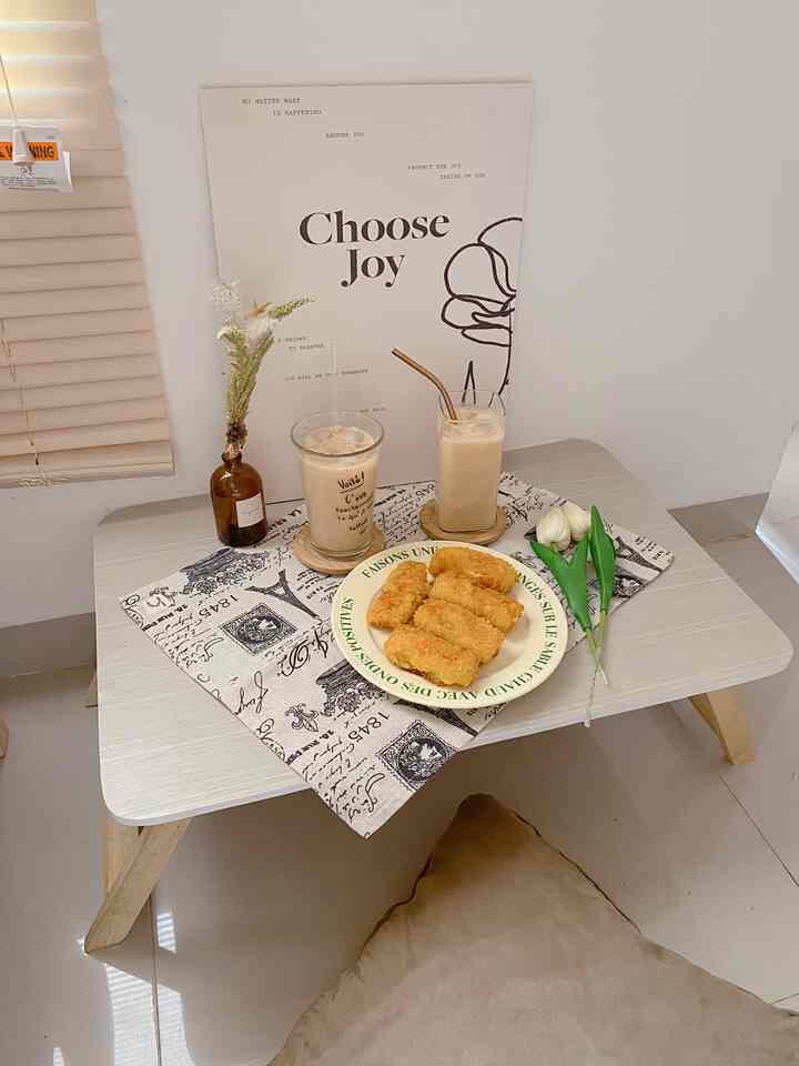 Ada space sedikit di sebelah sofa yang kalo siang hari terang benderang dan cahayanya bagus. Akhirnya space kecil ini aku gunakan untuk shoot foto makanan atau unboxing produk untuk konten. 

Saat sedang content shooting, space ini aku tambahkan meja lipat, wall decor, bunga kecil dan juga 1 bantal sofa agar lebih estetik. Meskipun kecil ternyata space ini ada manfaatnya 🥰🌷✨

#rumahmungil #decorlowbudget #jakarta #aparthouse #ruangkerja #tinyroom #inspirasirumahkecil #koreanstyle #inspirasiruangkerja