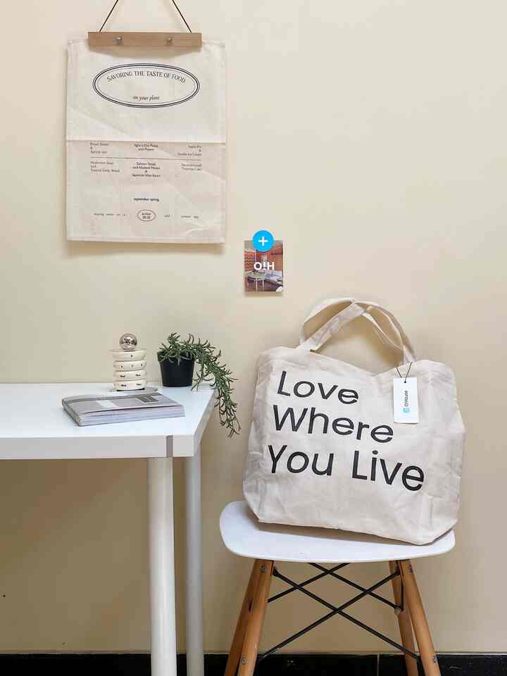 Edisi unboxing welcome gift dari o!house 💙

Btw, ini area rumah bagian belakang. Sebenernya ini laundry room, tapi karna spacenya yang cukup gede dan aku suka banget sama ambiencenya yang terang (auto bagus kalo foto disini karna natural lightnya banyak!), akhirnya aku nempatin meja kerja disini deh. Meski sekarang aku full time IRT, tapi rasanya aneh kalo nggapunya "work desk" hehe

#workdeskarea #workdeskinspiration #inspirasidekorrumah #minimalis #homedecorlowbudget #ruangbelajar #mejabelajar 