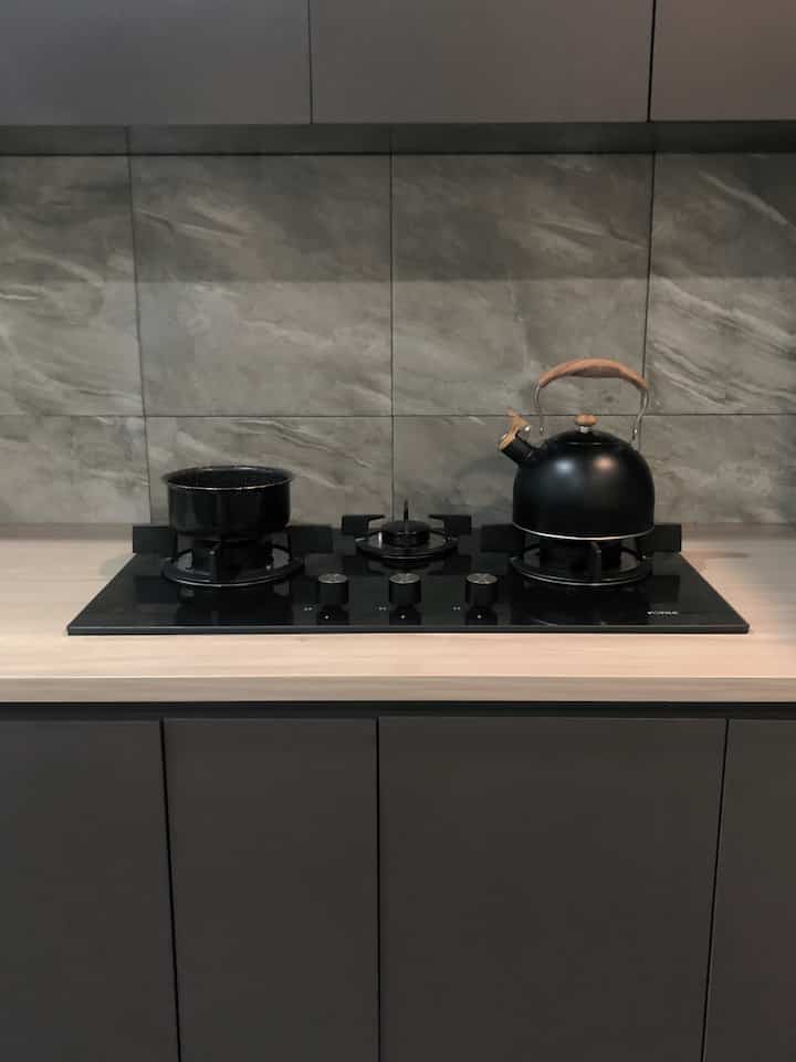 Perpaduan warna dapur khisaku😍

Gak nyangka ternyata warna HPL untuk tol table yang dipilihin sama vendor kitchen set ini cakep banget dipaduin sama warna cabinet & backsplash. 

Tadinya aku milih warna top table dengan tone abu, tapi ternyata malah bikin keliatan flat dan pucat. 


#dapur #inikhisaku #inspirasidapur #monochrome 