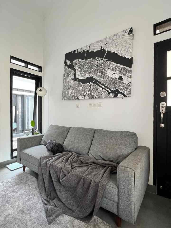 Warna monochrome mendominasi color palet dirumah kami. Sebenarnya kami tidak pernah merencanakan pemilihan warna monochrome ini. Diawali dengan pemilihan warna granite, karena kami ingin suasana teduh dirumah jadi kami memilih warna granite abu-abu. Jadilah semuanya mengikuti pallet warna monochrome dari furniture, pintu pintu dan item dekoratif karena kami ingin warna yang senada.
#BringColorsToMyHome #HomeColorPalette #HomeColorDesign #minimalis #rumahmungil #americanstyles #rumahgayaamerica #ruangtamu #livingroom #rumahindustrial #homedecorinspo #roomdecorinspo #aesthetichomedecor #bandung  #monochromehome #monochrome #45m2 #desaininteriorrumah #desaininterior #interiorrumah #interiormodern #homedecor #homedecorenthusiast #aesthetic #aesthetichomedecor #dekorasirumah 