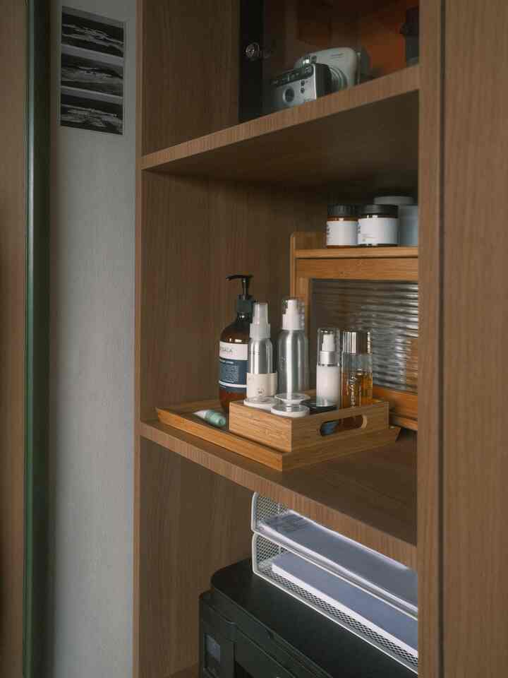 New Corner Unlocked! Ide untuk area skincare disamping kaca sehingga mudah di raih 🙌🏻 #homedecoridea #bedroomorganizer #skincareorganizer #bedroominspo