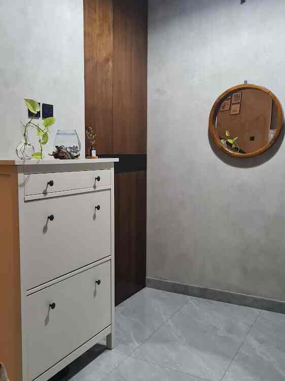 Foyer area ini adalah ruangan pertama yg akan ditemui pd saat membuka pintu utama.
Area ini difungsikan sebagai tempat peralihan sebelum masuk ke dalam rumah.

#foyer #livingroom #entrance #hallway #industrial #inspirasifoyer #foyerarea