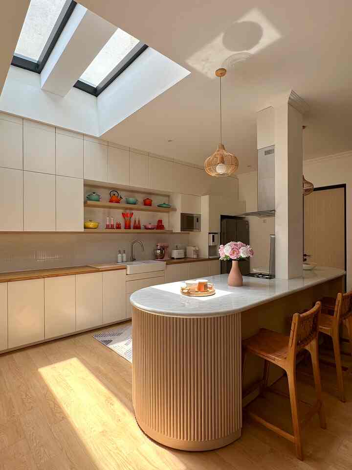 Skylight

Banyak teman online nanya, apakah menyesal pasang skylight? Ga sekalipun menyesal, karena skylight udah menjadi wishlist sejak lama. Dulu pengennya skylight itu melintang horizontal dari ujung kitchenset sampai keujung kitchenset satunya. Tapi berhubung ada kamar diatas sisi bentang dapur kanan, jadi tidak memungkinkan. Sehingga skylight di design posisi seperti terlihat di foto. Ternyata malah posisi ini menguntungkan terutama di musim kemarau seperti akhir2 ini yg panasnya poll 💥💥💥. Jadi ketika sinar matahari jatuh disisi A, aku bisa berkegiatan diarea yg ga kena sinar mataharinya karena kebetulan panjang dapurku alhamdulillah 6 meter, begitu seterusnya, karena sinarnya biasa datang dari sisi kiri dapur semakin sore sinarnya berjalan ke sisi kanan dapur. 


#skylight
#kitcheninspiration 
#kitchendesign
#homestylingbyarieskamarina
#homedecor
#kitchen
#scandinavian
#japandi
#nordichome
#koreanhome
