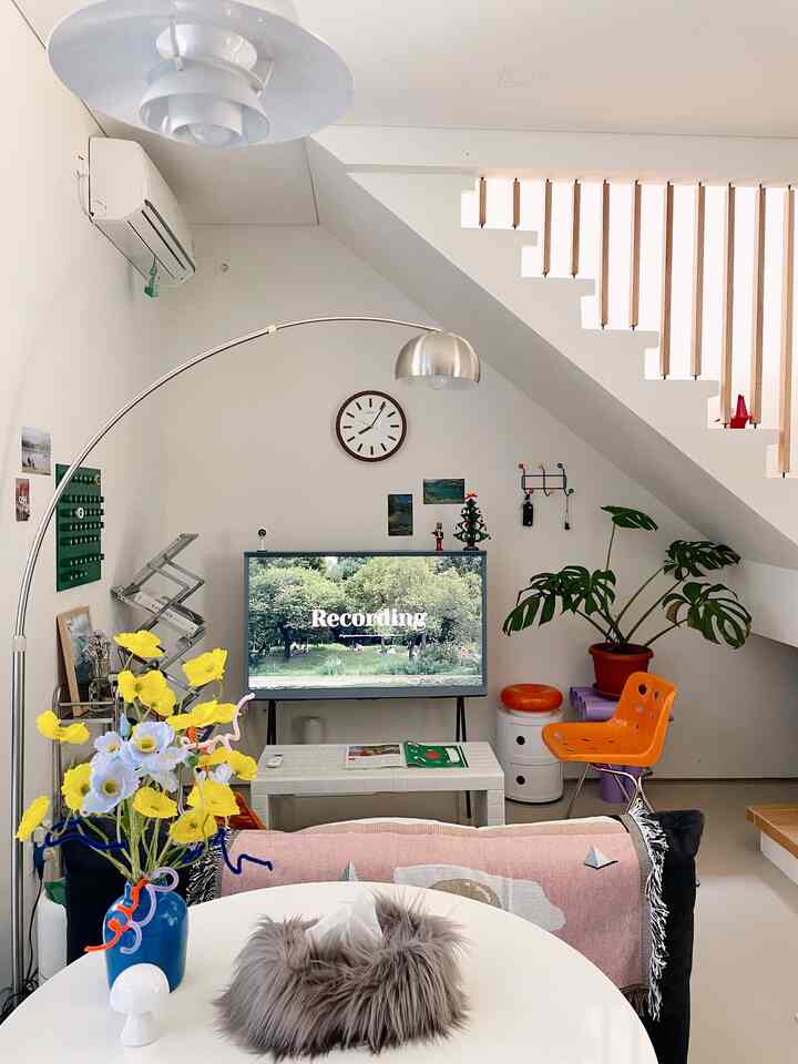 Caraku membuat ruangan menjadi lebih fancy dengan low budget 💸

Yak dengan meletakkan Bunga Artificial sebagai item dekoratif! Item ini saya dapatkan dengan DIY.

Untuk merangkai Bunga Artificial ini cukup mudah, beberapa item yang dibutuhkan adalah sebagai berikut (bisa dilihat pada tag product):
- Vas
- Bunga poppy artificial (kalau mau bunga lain boleh)
- Kawat bulu mercy (ini bisa dijadikan sebagai complementary)

Biaya DIY bunga artificial ini affordable yaitu sekitar 100k an saja. Ruangan menjadi estetik dengan dekorasi low budget ✨
#FancyBudgetMinim
#LowEffortFancy
#SpillDecorLowBudget

