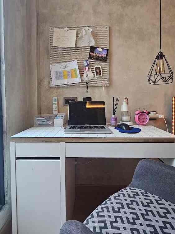 Area belajar anak gadis
Area belajar ini terletak di samping jendela sehingga mendapatkan pencahayaan yang cukup untuk belajar di pagi & siang hari
Karena kamar gadis, jadi gak jauh2 dari pernak pernik yg ada di sekitar meja belajar
Dipasang pegboard di dinding untuk menempel catatan atau hiasan lainnya

#girlsbedroom #kidsbedroom #inspirasikamartidur #bedroomdesign #industrial #studyroom #inspirasiruangbelajar