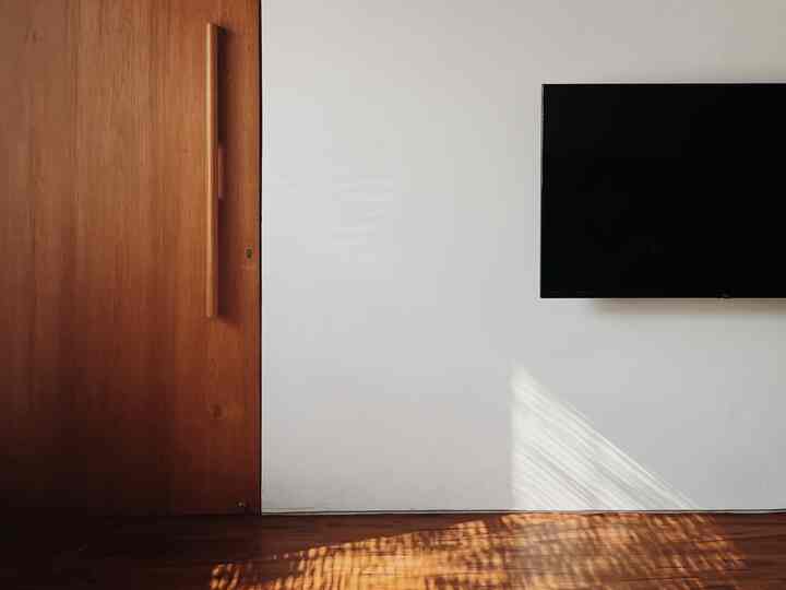 Color palette yg dipilih di rumah kami adalah putih, kayu jati (coklat), tanaman (hijau), abu dan hitam. Kami memilih color palette ini karena kami suka warna earth tone/natural. Kami memilih warna putih menjadi point utama color palette karena selain menambah kesan luas, warna ini juga memudahkan kombinasi dengan warna-warna lain. Tips memilih color palette untuk ruangan, misalnya : untuk cat ruangan atau furniture sebaiknya warna primer (merah, biru dan kuning) jangan dipadukan bersebelahan dengan warna primer, bisa dikombinasikan dengan warna putih/abu/hitam, agar tidak terkesan penuh. 

#bringcolorstomyhome #homecolorpalette #homecolordesign #whiteandwood #naturalcolor

