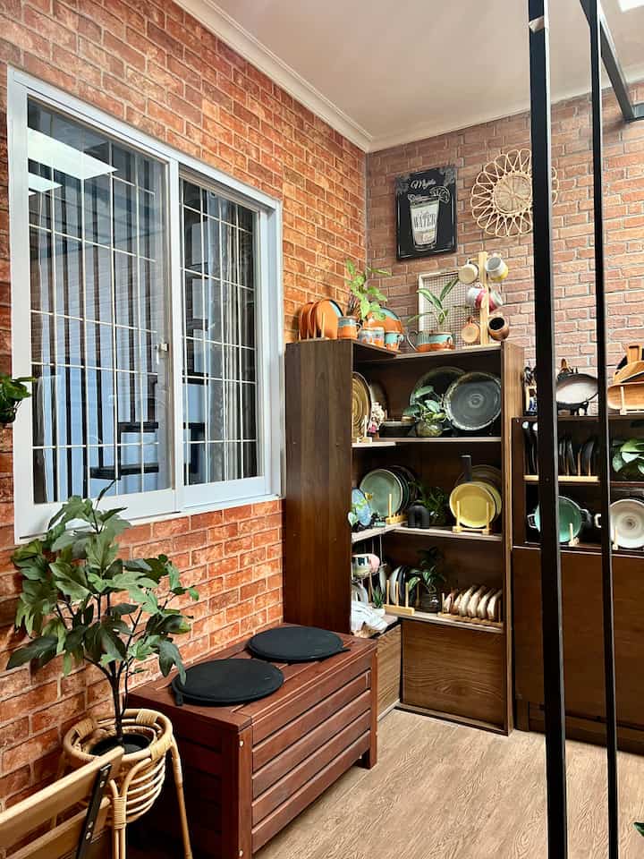 Salah satu tempat favorit di rumah adalah pojokan dengan rak yg berfungsi sebagai tempat menyimpan koleksi tableware keramikku. Penempatan sebuah storage berbentuk kotak dengan bahan kayu solid yg bisa digunakan untuk tempat duduk membuat sudut ini menjadi lebih nyaman untuk sekedar minum kopi dan menghabiskan waktu.

#sudutfavorite #tempatfavorite #inspirasidekorasi #inspirasidekorasiruang #rumahsederhana
