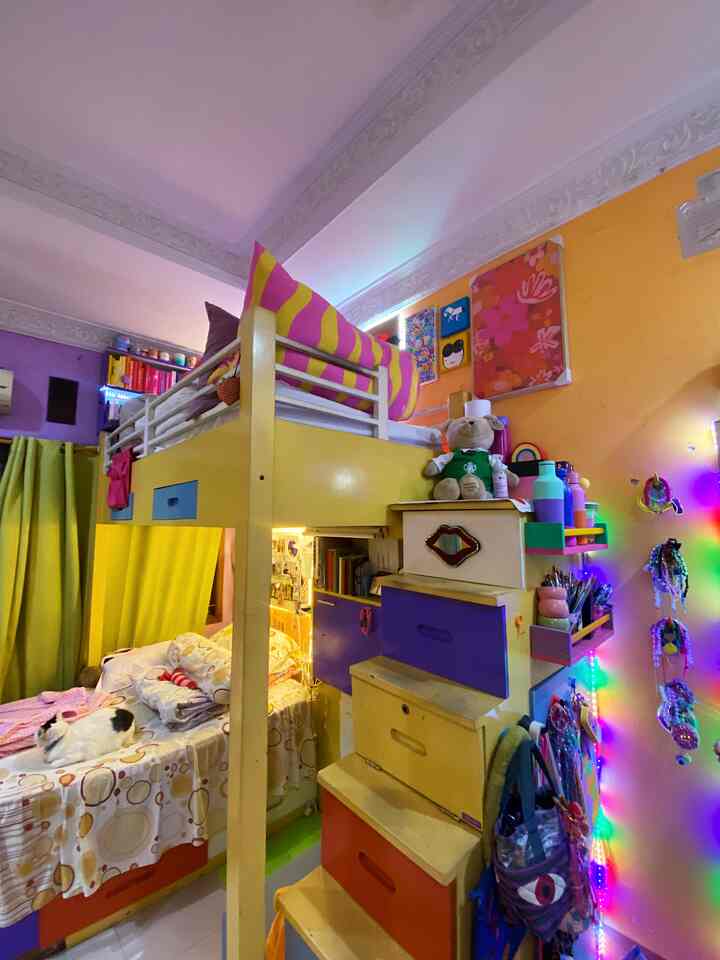 Tempat tidur tingkat 2✨
Untuk tempat yang sering aku tempatin selama aku WFH adalah kamar tidur ini, untuk inspirasi aku dapatkan dari film-film barat contohnya itu legally blonde, cinderella story, love angus, yang mereka punya kamar dengan banyak tempelan di dinding mereka, dan selalu penuh dengan gambar2 dan hiasan, maka dari itu kamar aku hampir setiap sudut dan dinding ada sesuatu yang bisa di pajang. Selalu suka sama film dulu yang punya kamar yang lucu-lucu karena dari kecil ingin punya kamar seperti ituu, dan jadi lah kamarku💖🧡💛💚💙💜💗 #beautifulmess #colors #bedroom 