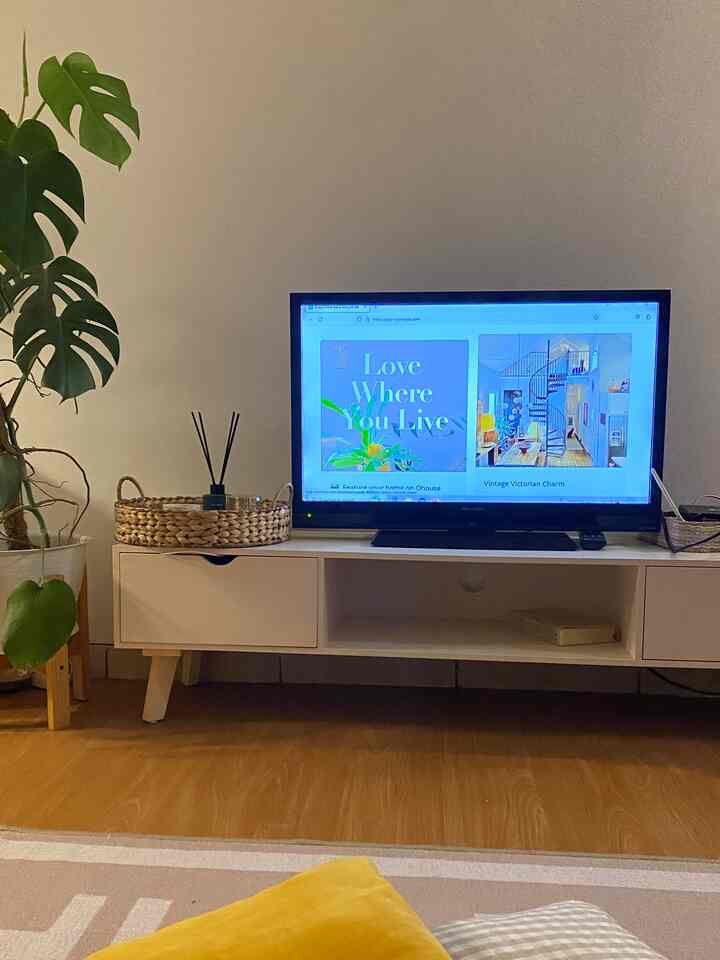 mode malam diruang nonton ✨

syahdu bangettt, walaupun lesehan tapi nyaman.
semoga kapan2 bisa makeover kecil2an di sini

#ruangnonton
#inspirasirumahmungil
#minimalist
#tvroom