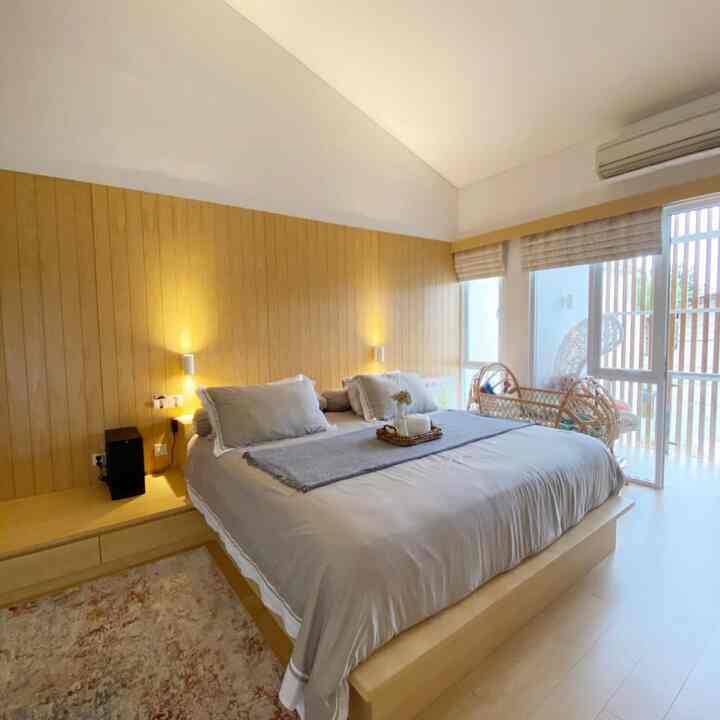 Selalu mencoba merubah ambience dikamar agar lebih sesuai dengan mood dan keinginan.
salah satunya dengan memasang living diffuser atau merubah warna lampu menjadi warm light untuk di master bedroom ini. #masterbedroom #reeddiffuser #japandi #warmlight #warmambience