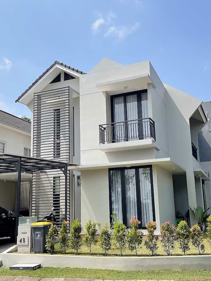 Desain fasad di rumah 43 merupakan bagian dari eksterior. Bukan hanya sebagai wajah hunian, tetapi juga mengatur pencahayaan serta menjaga privasi.

Saat memilih desain fasad rumah dua lantai, ada beberapa faktor yang turut dipertimbangkan, berikut tipsnya:
- struktur pondasi bangunan
- biaya
- ketahanan
- kecocokan dengan hunian secara keseluruhan
- cermati peraturan lingkungan tentang pembangunan, perawatan, hingga tampilan estetika

#DesignFasad 
#IdeFasad 
#InspirasiFasad 
