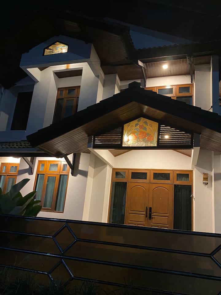 Fasad rumah tahun 90an

Rumah tahun 90an umumnya mengadopsi gaya tradisional dg sentuhan modern. Dengan ciri khas design simetris, atap dg kemiringan curam, penggunaan kaca patri dan pemakaian bahan2 seperti kayu dan batu alam yg dominan pada exterior rumah. 


#designfasad
#idefasad
#inspirasifasad
#fasad90an