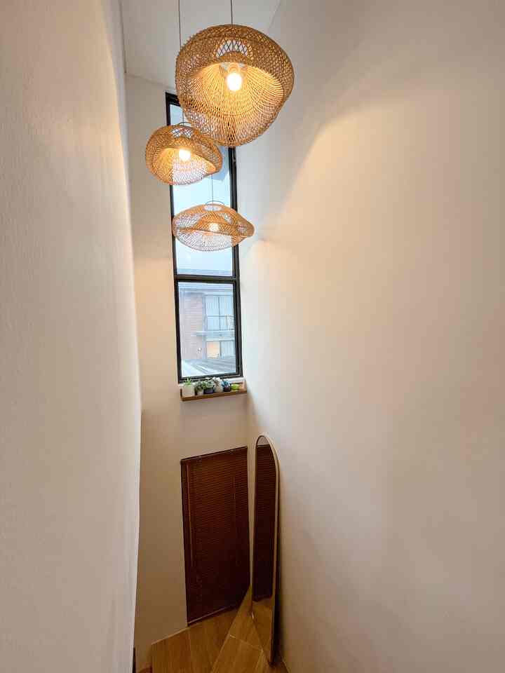 Area Hallway 🫶🏻
Kap lampu rotan ini barang pertama yang dibeli untuk perlampuan. Karena udah kebayang bangetttt diarea tangga ini pasti cantikk pakai lampu gantung 😍😍 dan memang secantiikkk ituu..
Dan semakin cantiikkk lagi ditambah kedatangan new family 🫶🏻
Arch Mirror! Sementara.. ditaruh disini duluu yaa 😂 Nanti akan pindah ke kamarrr ..


#rumahdeveloper #areahallways #archmirror #kaplampurotan #rumahmungil #tangerang #karawaci #50m2 #Indonesia #Japandi #Minimalist 
