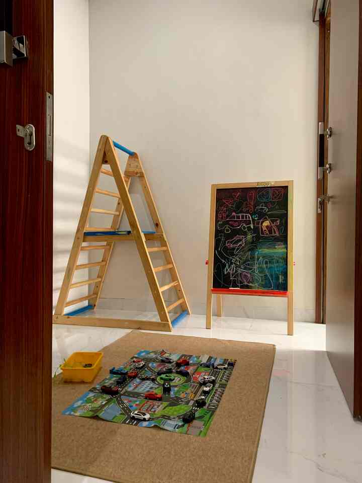 Salah satu ruangan yang jarang rapi yaitu kids play room. Satu-satunya kamar di lantai bawah yang kami jadikan ruang bermain.
Ruangan ini untuk melatih anak kami agar bisa bertanggung jawab dengan barang-barangnya. Dan untuk melatihnya merapihkan mainannya sendiri. 

Kamar ini kami lengkapi dengan brakiasi, papan tulis, buku-buku bacaan dan juga ‘rumah-rumah’ untuk menyimpan mainan yang kecil-kecil. 

#kidsplayroom #livewithkids #ruangbermain #ruangbelajar #rumahdeveloper 