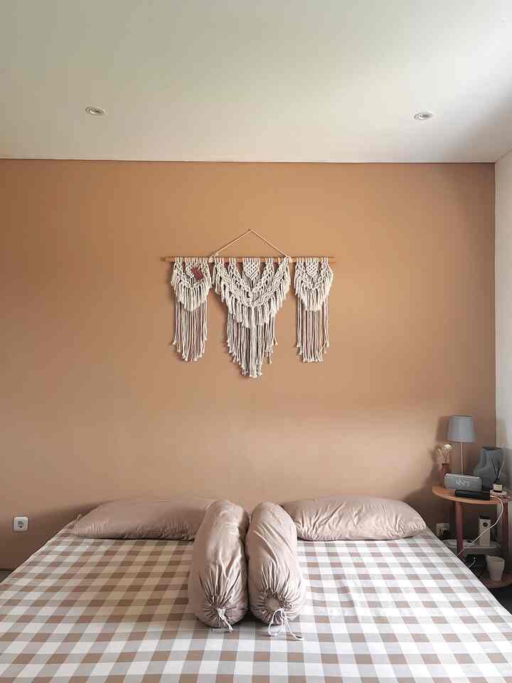 Bedroom merupakan area yang vibes nya berbeda dengan ruangan lainnya. Dengan sentuhan warna cat kecoklatan membuat suasana kamar utama menjadi lebih warm dibandingkan ruangan lainnya.

Selain kesan warm terlihat dari cat dinding juga terlihat dari interior, adanya perpaduan antara nakas wooden dengan dekorasi berwarna abu mulai dari lampu tidur, jam digital & vas berwarna charcoal. 

#bedroom #minimalis #semiindustrial #industrial #decorlowbudget #interiorkamartidurutama 