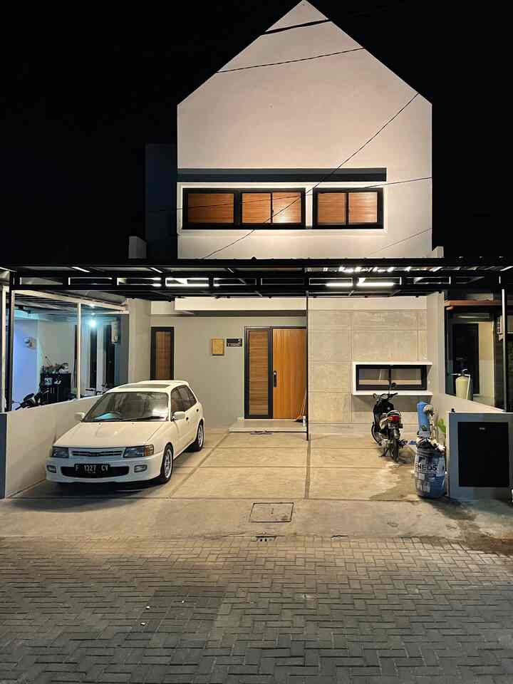 Saat renovasi rumah.alel, kami menggunakan jasa arsitek dan juga kontraktor untuk keseluruhan pengerjaan renovasi rumah, karena kami mengganti hampir seluruh bentuk fasad rumah dan ruangan rumah. Ingin pengerjaan renovasi rumah efisien dan tepat waktu juga menjadi pertimbangan kami memakai jasa profesional arsitek dan kontraktor. Salah satu yg paling krusial saat renovasi rumah adalah menentukan bentuk fasad rumah. Sebelum kami memutuskan untuk renovasi rumah, kami tentukan dulu style apa yang ingin kami terapkan pada rumah dan segala kebutuhannya. Sehingga saat sesi konsultasi dengan arsitek dan tim kontraktor kami sudah ada gambaran kotor ingin seperti apa rumah yang akan kami renov. 

Selain bentuk fasad, cat rumah juga menjadi bahan pertimbangan kami. Menentukan warna dan jenis yang akan dipakai dapat mempengaruhi ambience rumah itu sendiri. Banyak mencari refensi untuk warna rumah sesuai style yang akan diaplikasikan dapat membantu kita saat akan menentukan warna cat.

#bangunrumah
#renovasirumah
#arsitekrumah
#industialfasad
#fasadrumah
#rumahindustrial