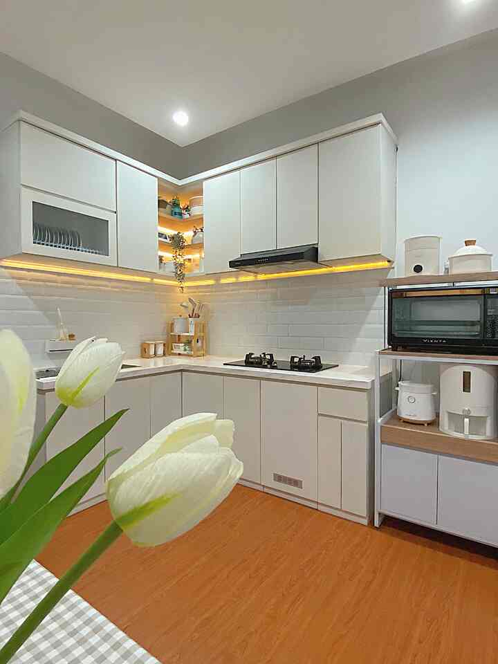 Caraku styling dapur japandi dengan menambah hiasan di bunga menjuntai dan lampu warna kuning agar terkesan warm. Hal terpenting yang sangat merubah suasana dapur terletak pada vinyl nuansa kayu. Ini adalah dapur idamanku, berproses perlahan menjadi cantik, semoga menginspirasi.

#japandi #minimalist #homedecorinspo #roomdecorinspo #aesthetichomedecor #kitchen
#kitchenstyling #kitchendecorideas #kitchenmakeover 