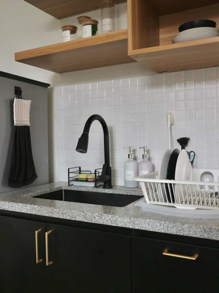 Styling / menata kitchen area part yg paling menyenangkan dan seru bagi kami. Membutuhkan waktu hampir 2 minggu kami menata area kitchen ini dan kurang lebih seperti ini hasil dari cara kami styling area kitchen. Kami cukup picky untuk memilih dan membeli barang / printilan keperluan kitchen. Harus dengan kualitas yg baik, tidak mudah karat, dan masuk style kitchennya. 

Kami hanya menata / styling barang-barang di atas top table dengan barang-barang yg memang dan akan sering kami gunakan setiap harinya. Kami tidak suka terlalu banyak barang dekoratif yg dipajang di atas top table, karena akan membuat kesan berantakan. 

Printilan dekor untuk kitchen kami hampir semuanya termasuk dalam kategori decor-low-budget. Budget yg kami habiskan untuk items di kitchen area kurang lebih sekitar 2 jutaan. Bisa dilihat dengan barang low budget juga bisa di styling dengan bagus dan estetik. Tips dan trick supaya bisa menata kitchen area supaya cantik yaitu harus tahu kamu suka style dapur seperti apa, sering-sering lihat platform home / kitchen dekor dan lakukan metode ATM (Amati, Tiru, Modifikasi).

#LowBudgetKitchen #LowBudgetKitchenMakeOver #LowBudgetKitchenInspiration #kitcheninspo #kitchendecor #kitchenstyling #dapursegaris #minimalistkitchen