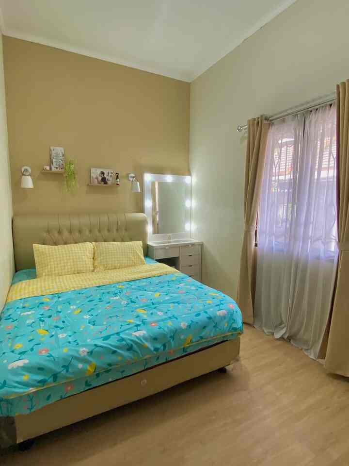 Mensiasati ukuran kamar yang terbatas sengan penempatan furniture yang berukuran pas dan fungsional. Ditambah dengan setuhan warna cat beige & lantai vinyl agar suasana kamar lebih terasa warm.

#bedroom #bedroominspiration #kamarmungil #lantaivinyl #mejariasvanity