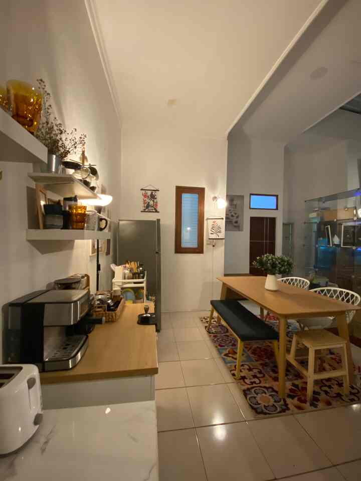 Soulful Room

Coffee Bar yang diinstalled dengan kitchen and dining adalah salah satu ruangan terfavoritku.
Ruangan ini juga yang jadi vocal point. Menyuguhkan kopi enak sesaat setelah menyantap makanan, rasanya menjadi closure yang menenangkan🩵 

#myhomeyjourney #ceritarumahku #myfavoriteroom
#homebar #coffeebar #pojokkopi #coffeecorner


