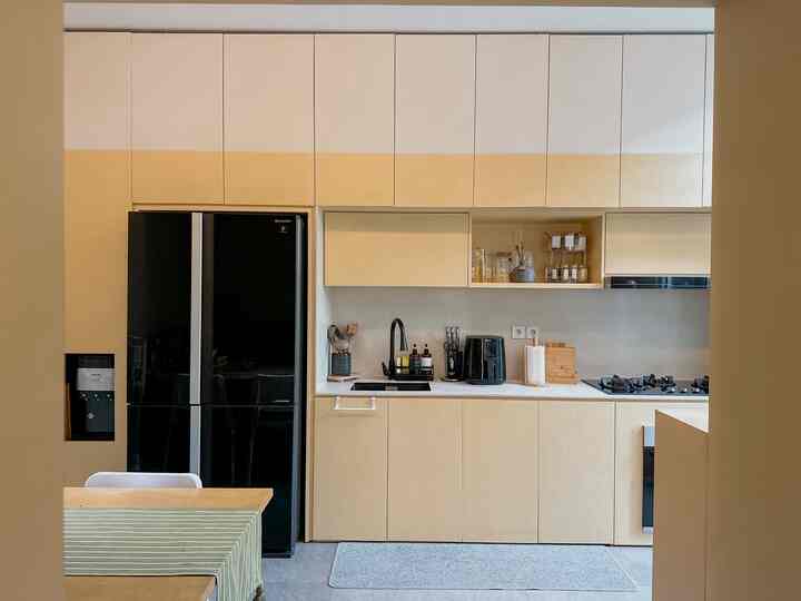 Dari awal ingin merenovasi rumah, kami memutuskan untuk mengcustom semua furniture dirumah ini, supaya semua rapih, fungsional dan sesuai kebutuhan.
Salah satunya dapur minimalis di lahan terbatas ini kami sengaja custom, full sampai plafond, tujuannya meminimalitas debu2 yang bersarang, dan tentu menjadi storage yang sangat serba guna..dengan begitu kami memiliki banyak space…

Dapur ini di custom menggunakan bahan Multiplek lapis HPL dari Aica dan tentu untuk top table kami menggunakan terazo sebagai materialnya..

Dibuat seperti digambar karena kami ingin sekali memiliki look dapur seperti dapur2 minimalis di villa2 yang ada di Bali 

#customfurniture #personalizedfurniture #uniquefurniture #japadihouse #japandikitchen #rumahminimalisbsd 